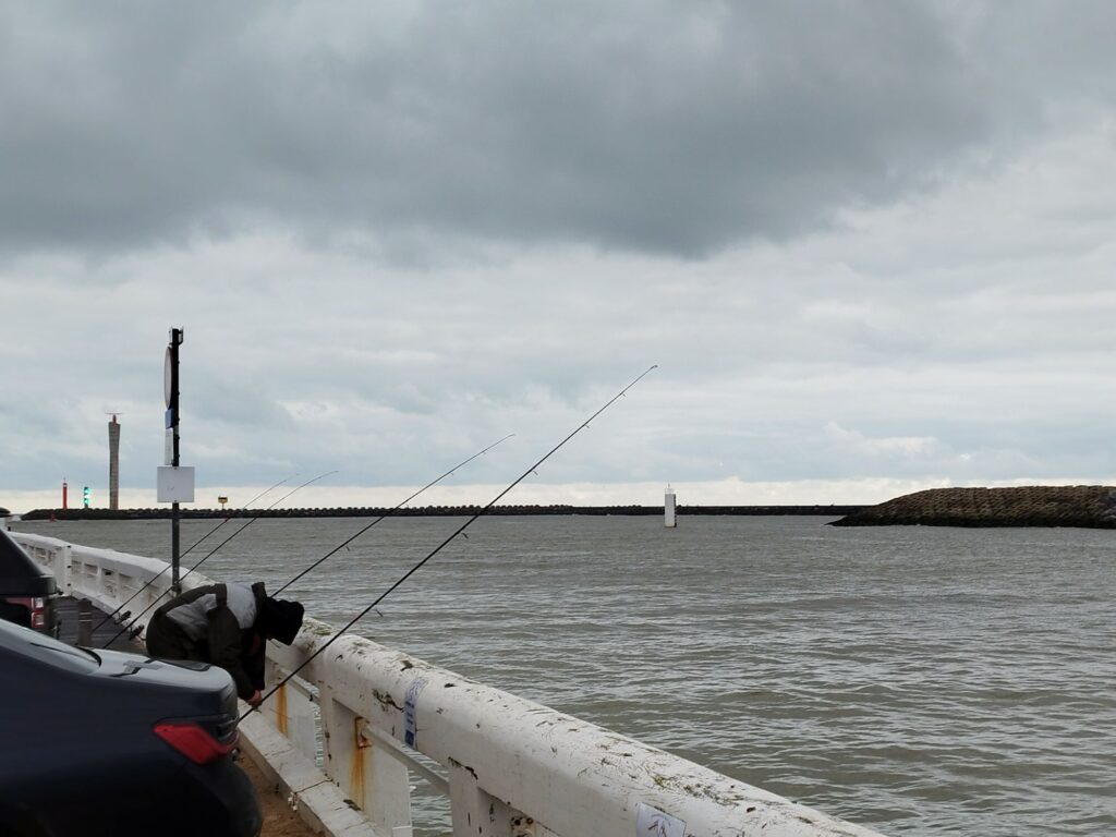 Die Angler auf dem Steg zum Leuchtturm